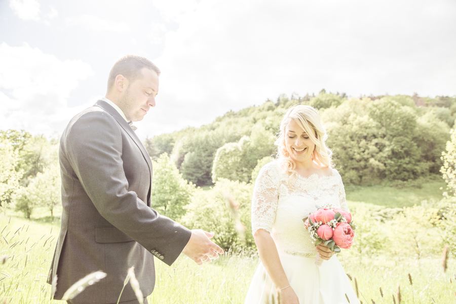 Brautpaar im Grünen beim Paarshooting, Hochzeitsfoto von Violet-Photographie